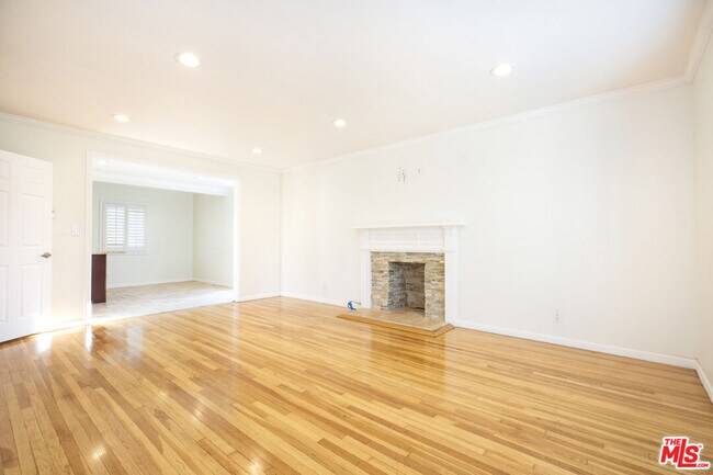 Building Photo - 4216 W Victory Blvd