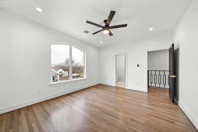 Building Photo - 1013 E 28th St