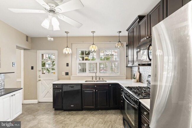 Building Photo - 858 S Front St