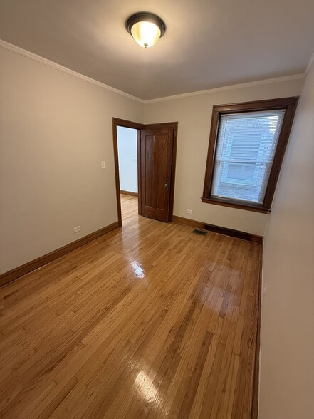 Building Photo - 1542 N Kolin Ave