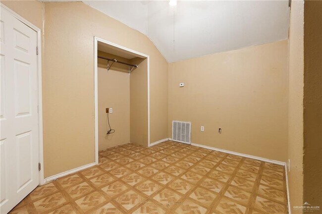 Building Photo - 604 Crystal Dr