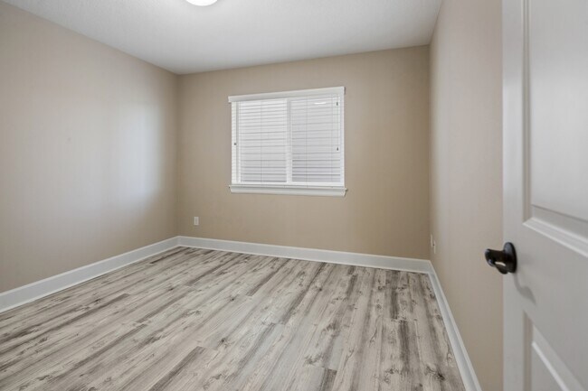 Building Photo - 5832 NW Bannister Dr