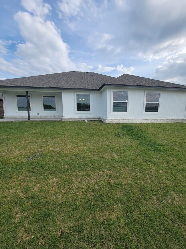 Building Photo - Stunning New Construction Simmons Home - 5 Bed 3 Bath - Pond View!