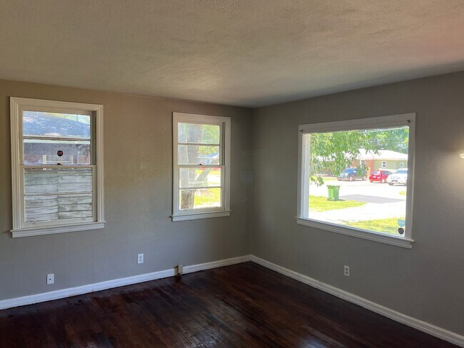 Building Photo - ***3 Bedroom / 1 Bathroom House for Rent i...