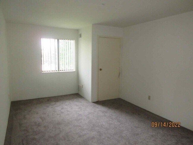 Building Photo - Available October 2025 Remodeled 2 Bedroom...