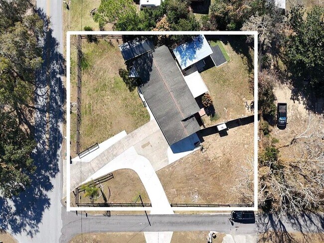 Building Photo - 2304 Country Club Rd