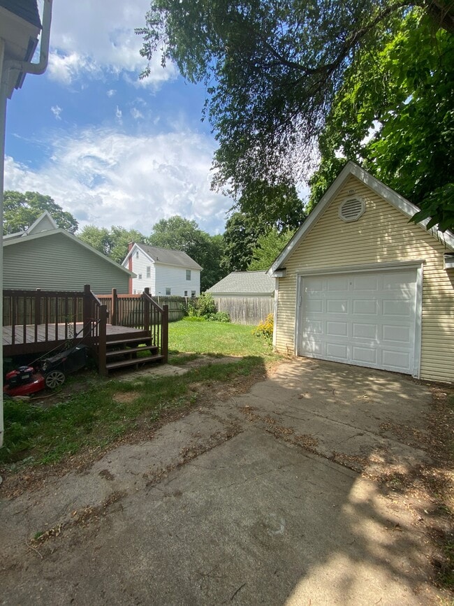Building Photo - 906 Elmwood Ave