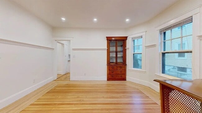 Building Photo - 147 Langdon Ave