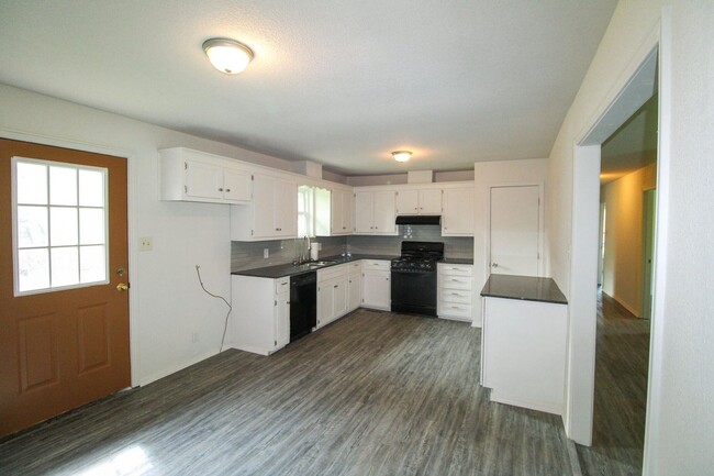 Building Photo - Welcome to this charming 3-bedroom, 2-bath...