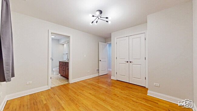 Building Photo - 1504 W Augusta Blvd