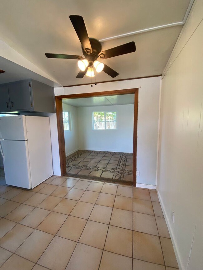 Building Photo - 3 Bed/1 Bath with Large fenced yard in central Paso Robles near Highschool!