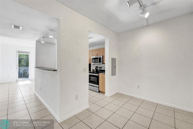 Building Photo - 533 NE 3rd Ave