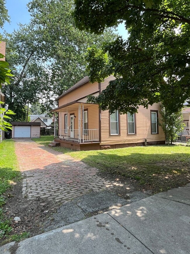 Building Photo - Madison/W.95th neighborhood : 3 bedroom/1 bath single family house available NOW.