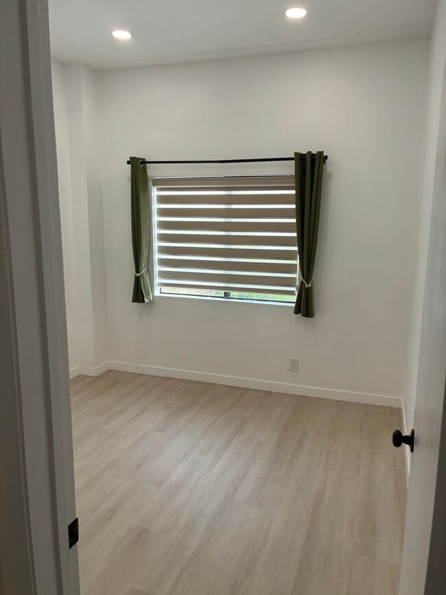 Building Photo - BEAUTIFUL 4 Bed 3 Bath unit