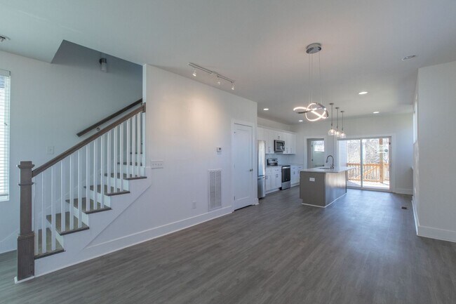 Building Photo - 3 Bed 2.5 Bath Single-Family Urban Home