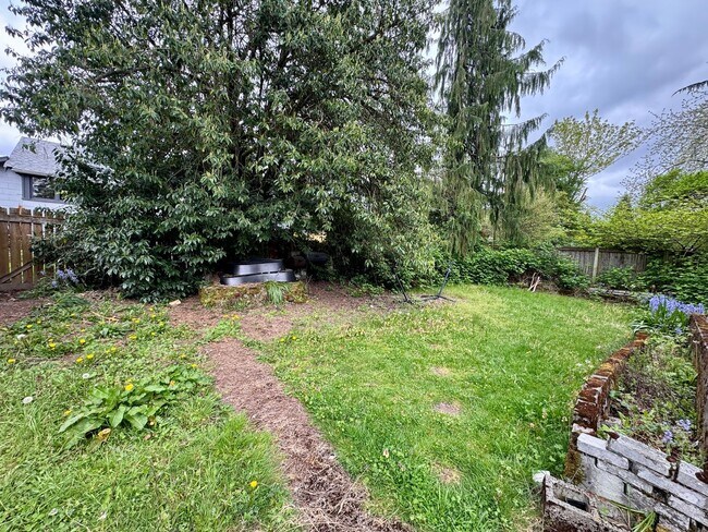 Building Photo - One Block to Lake Washington, Available Aug 1st