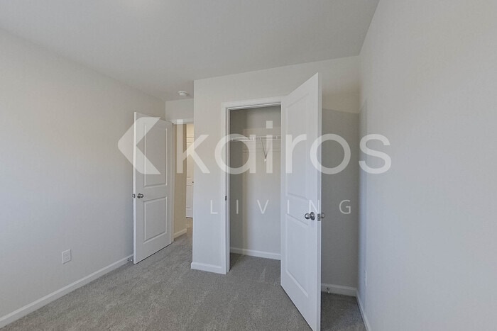 Building Photo - 2233 Banyon Cir