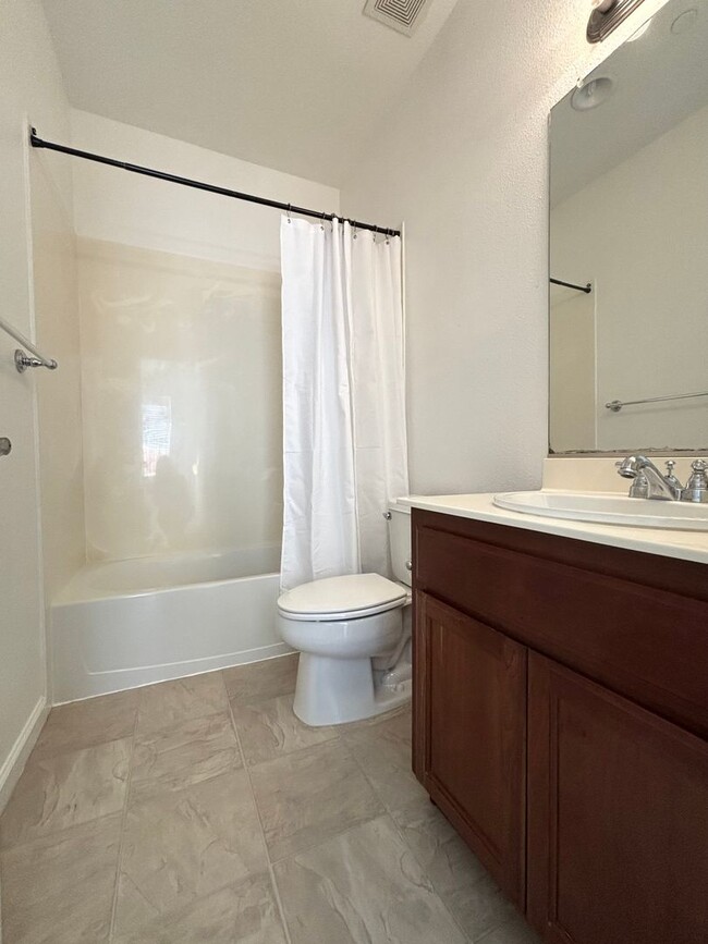 Building Photo - Gorgeous 4 Bed, 3 Bath in Brentwood with S...