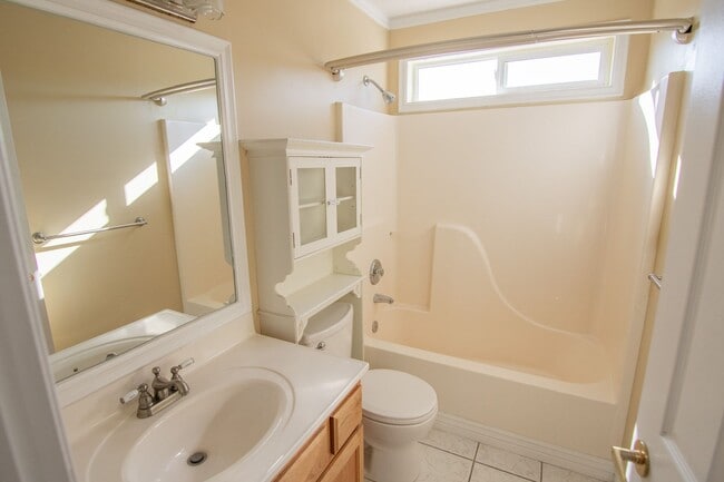 Building Photo - Gorgeous 3-Bed 2.5-Bath Home: w/ Tenant Oc...