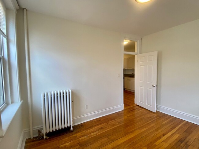 Building Photo - Nicely renovated 2 bed unit with utilities...