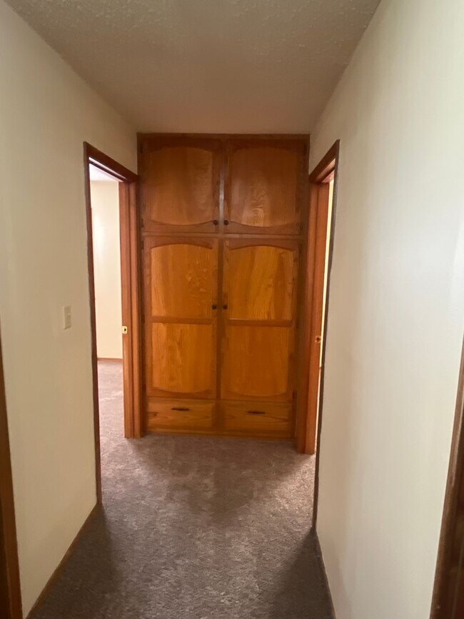 Building Photo - Warm & Inviting 3 Bed, 2 Bath