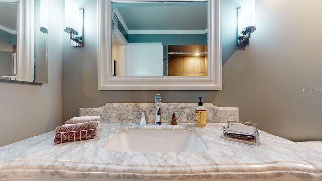 Building Photo - 1120 N Shore Dr NE