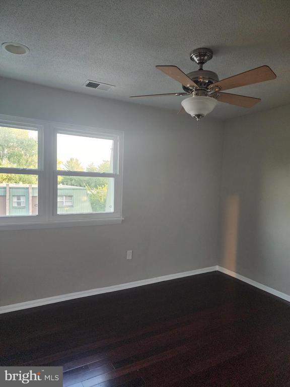 Building Photo - 132 Meadowview Ln