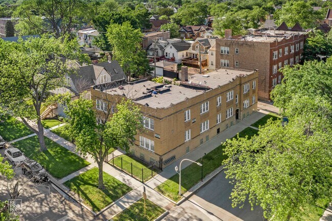 Building Photo - 5800 W Iowa