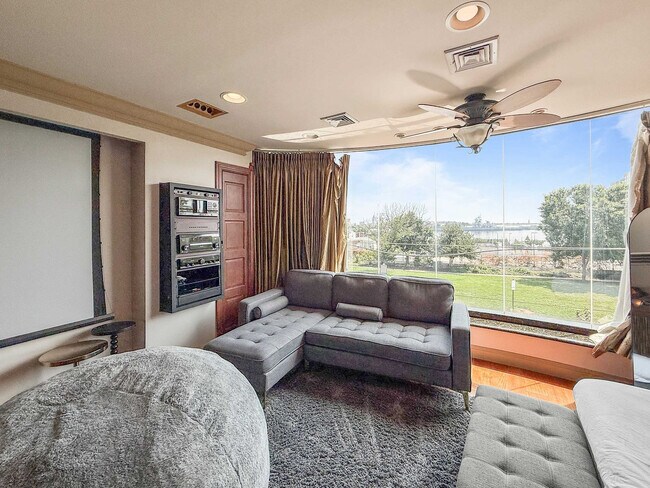 Building Photo - 602 S Front St