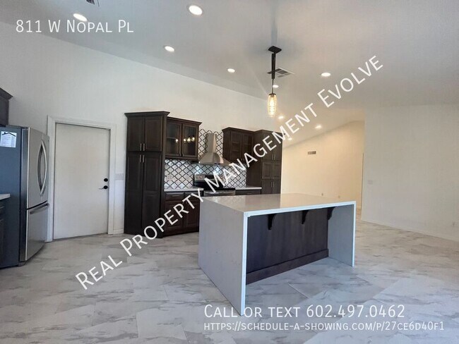 Building Photo - 811 W Nopal Pl