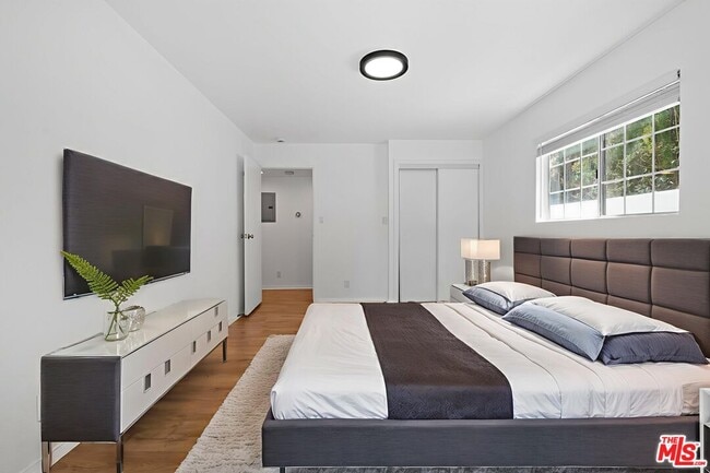 Building Photo - 5541 Fallbrook Ave