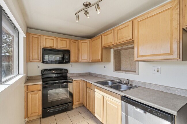 Building Photo - 468 E Delano St