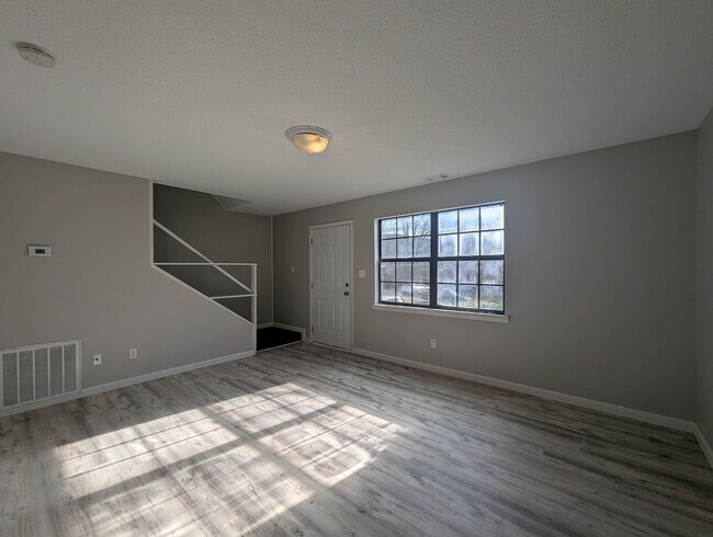 Building Photo - 2 Bed/ 1.5 Bath Townhouse
