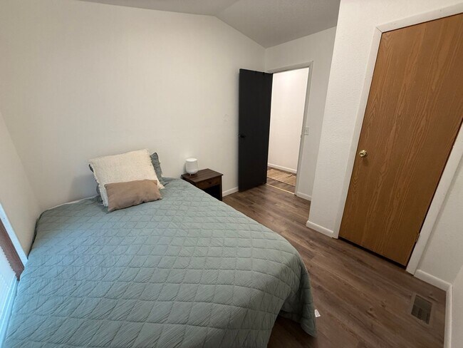 Building Photo - 3 Bedroom 1 Bath Fully Updated Home in Cli...