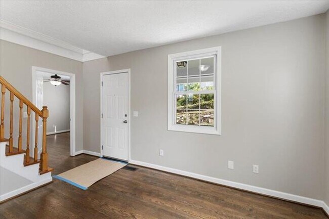 Building Photo - Radford, 3 BR / 2 BA, Available NOW