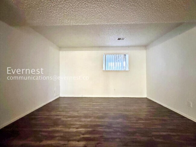 Building Photo - 3 Bed/2 Bath Home with Garage & Fenced Yard