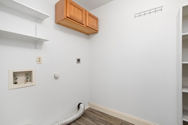 Building Photo - 8090 Chestnut Ash Dr