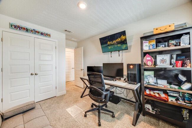 Building Photo - 1004 McLaren Cir