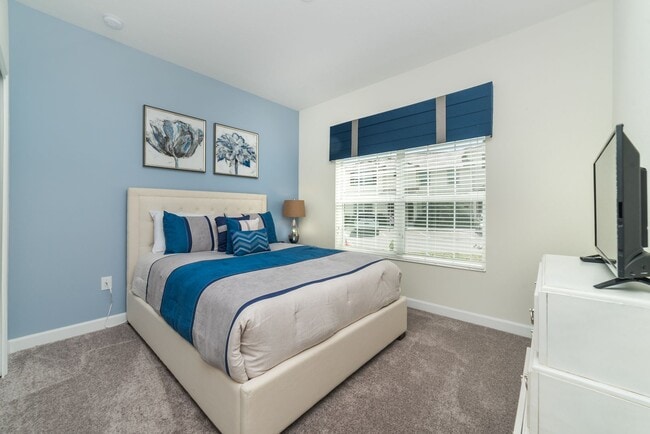 Building Photo - For Rent - Pool Townhome with 5 Bedroom 4 ...