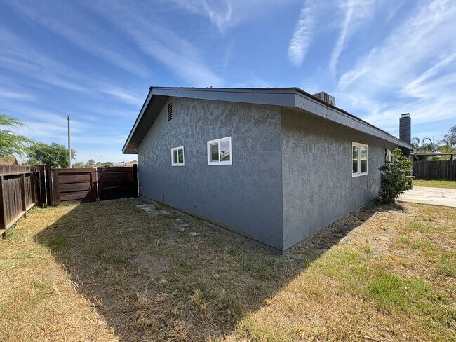 Building Photo - Solar equipped Lemoore home Available Now!