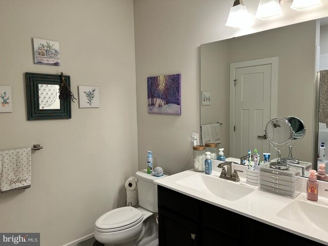 Building Photo - 5733 Meadowood St