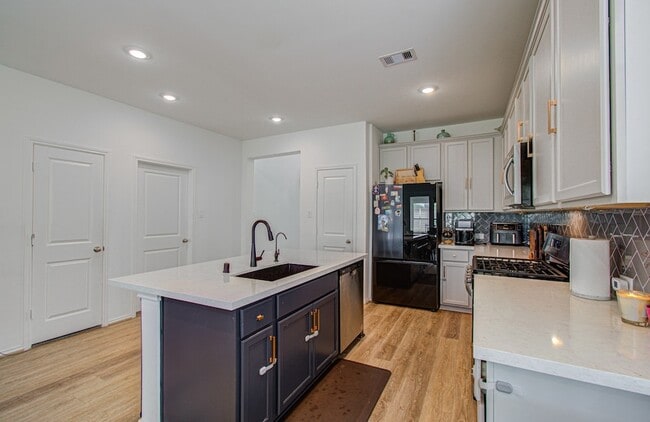 Building Photo - 4722 Crest Hill Dr