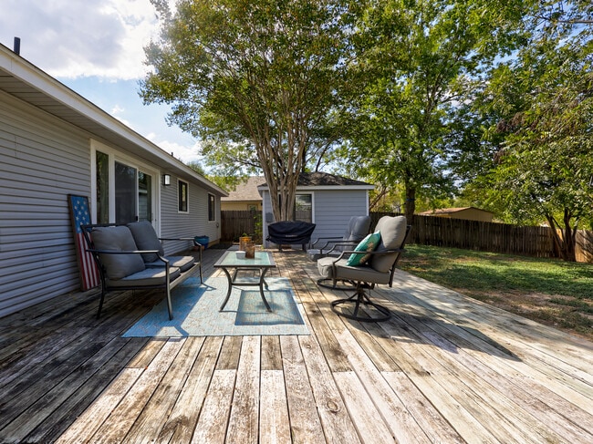 Building Photo - 12032 Shropshire Blvd