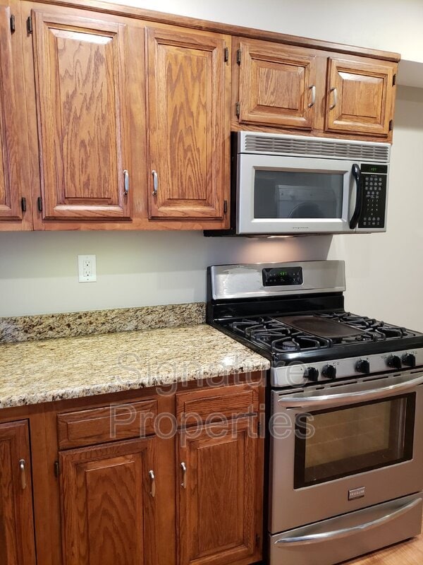 Building Photo - 303 W Clay St