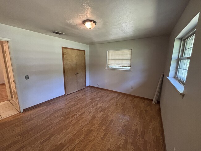 Building Photo - 906 Meadow Ln