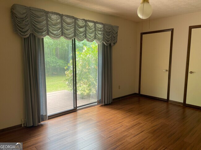 Building Photo - 170 Longview Dr