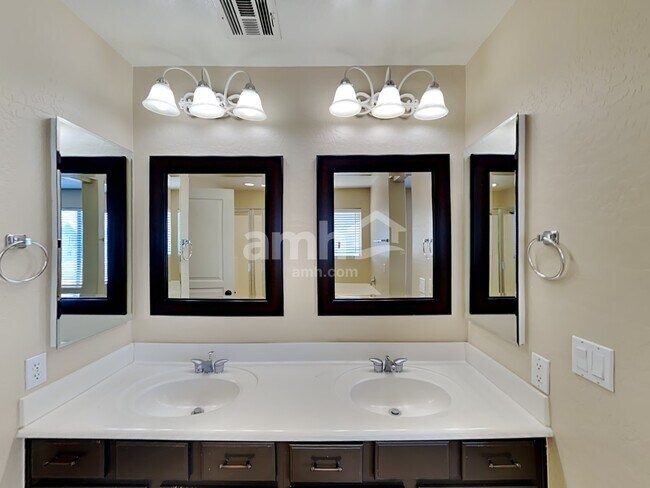 Building Photo - 19395 E Carriage Way