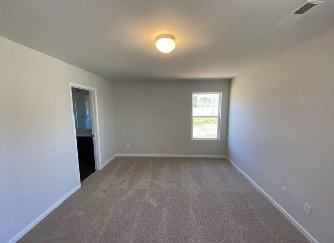 Building Photo - Beautiful 3 Bedroom, 2 1/2 Bathroom Home off Robinhood Rd in Winston!