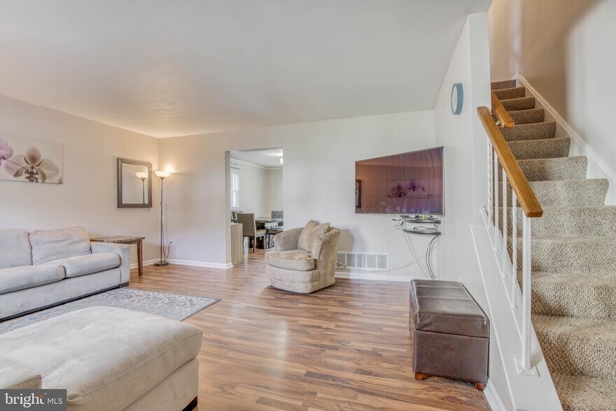 Living Room - 9909 Maidbrook Rd