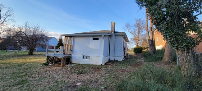Building Photo - 1027 Halliahurst Ave
